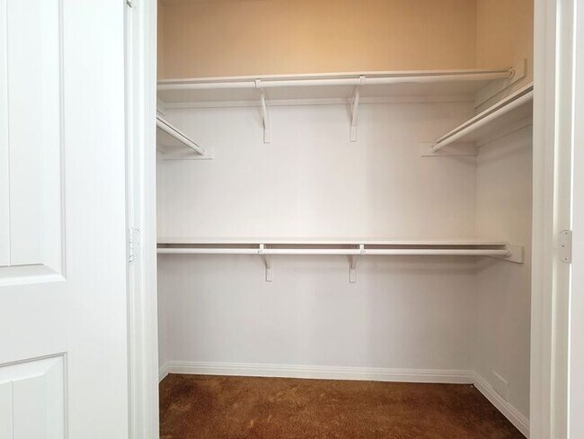 Building Photo - **Gorgeous 3 Bedroom 2 Bathroom Home in Au...