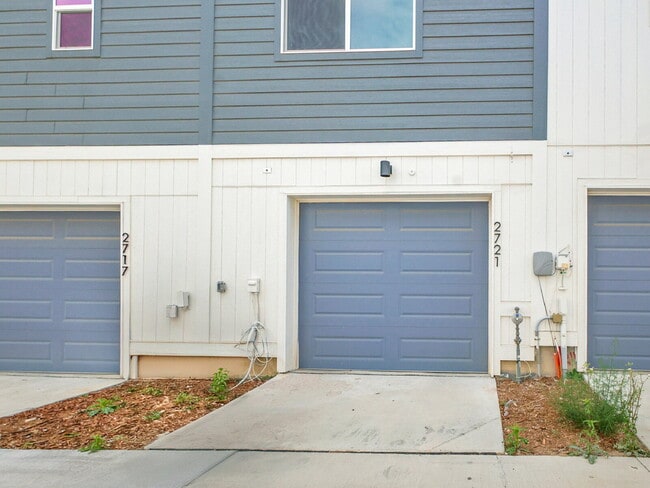 Building Photo - $2,850 - 2 Bed, 2.5 Bath Townhome in Broom...