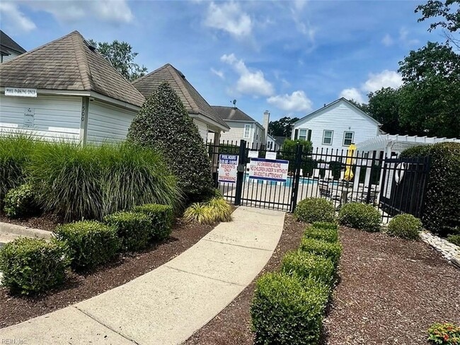 Building Photo - 1617 Woodstock Ct