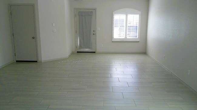 Building Photo - Immaculate Single Level Northeast Home With Refrigerated Air Located In Quiet Neighborhood