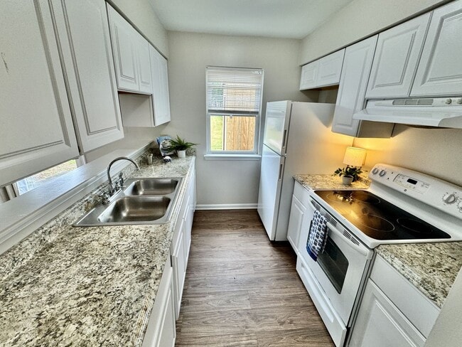Building Photo - Completely Updated & Ready NOW! New Floori...