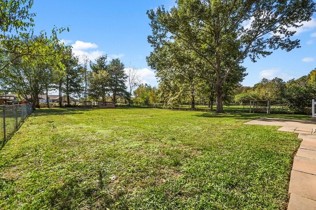 Building Photo - Updated Three Bedroom!