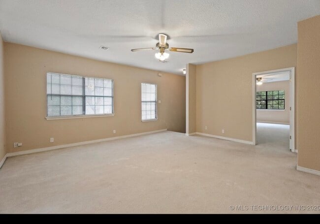 Building Photo - 806 S Osage Ave