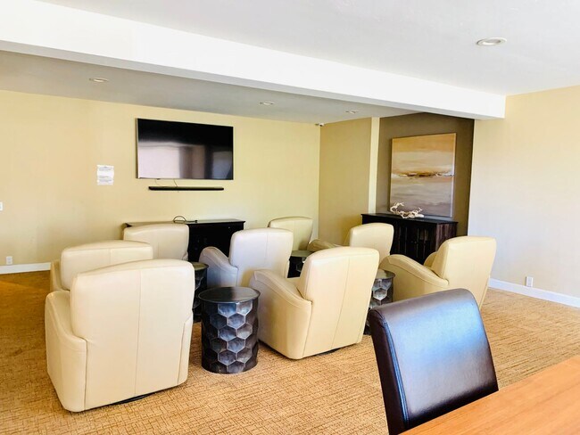 Building Photo - TOP FLOOR 1BD/1BA CONDO AVAILABLE AT THE PLAZA IN PACIFIC BEACH - $2,495/mo