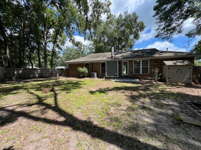 Building Photo - Adorable 3/2 on large corner lot