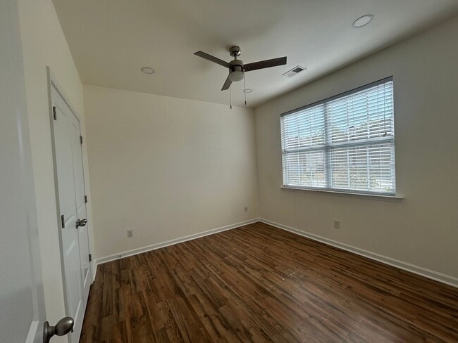 Building Photo - Bright and Spacious 3/2 Available Now!