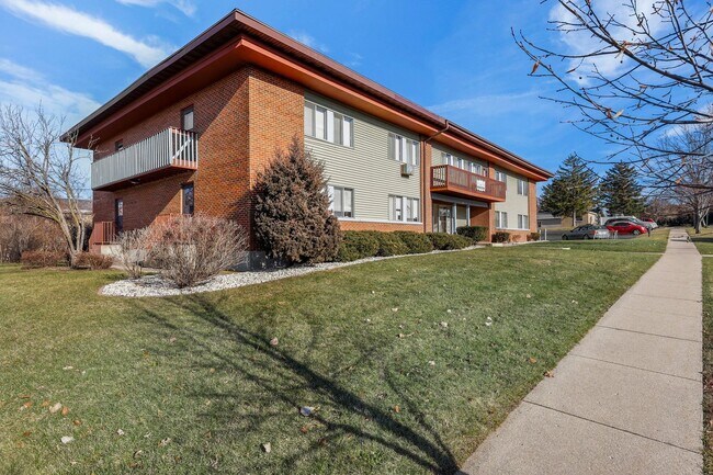 Building Photo - 1156 W Carriage Dr