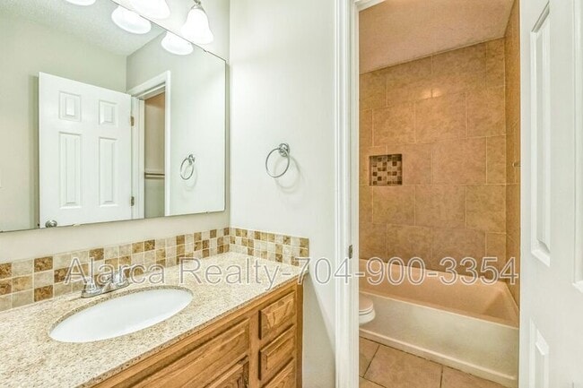 Building Photo - 3136 Driftwood Dr
