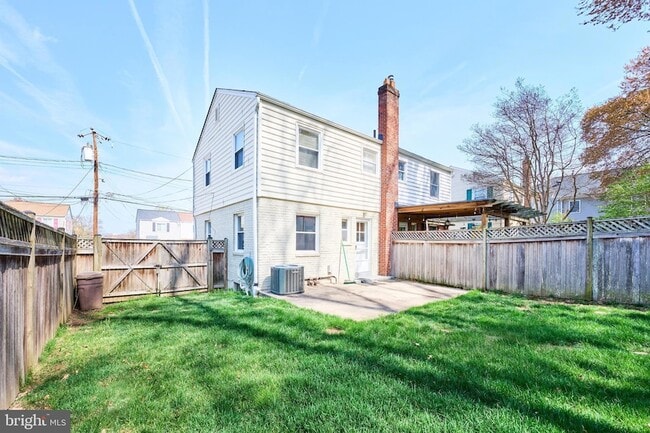 Building Photo - 2319 Riverview Terrace