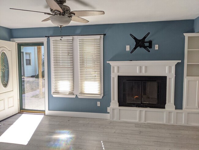 Building Photo - Bright and Open Floor Plan Across the Street from the Beach!