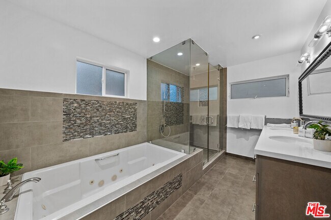 Building Photo - 355 S Sycamore Ave