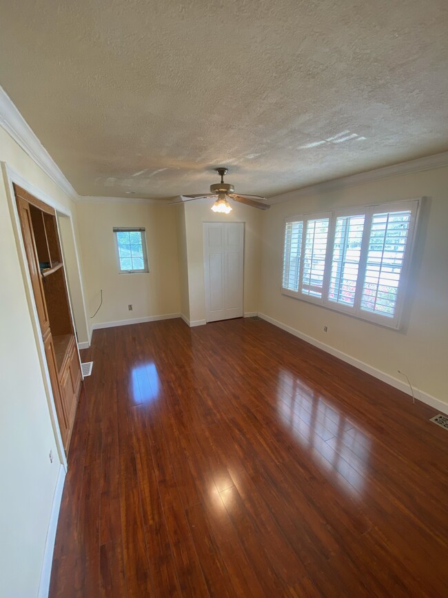 Dining/Living Room - 3737 Park St N