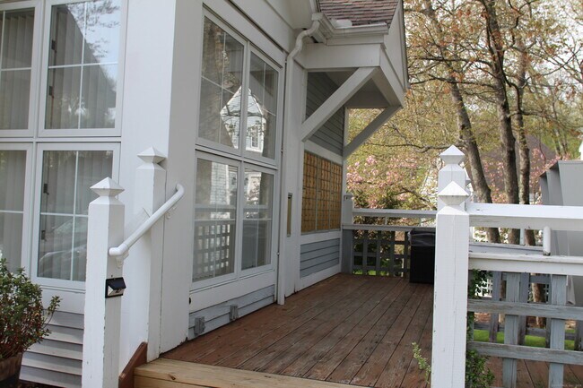 Building Photo - 912 Old Pond Ln