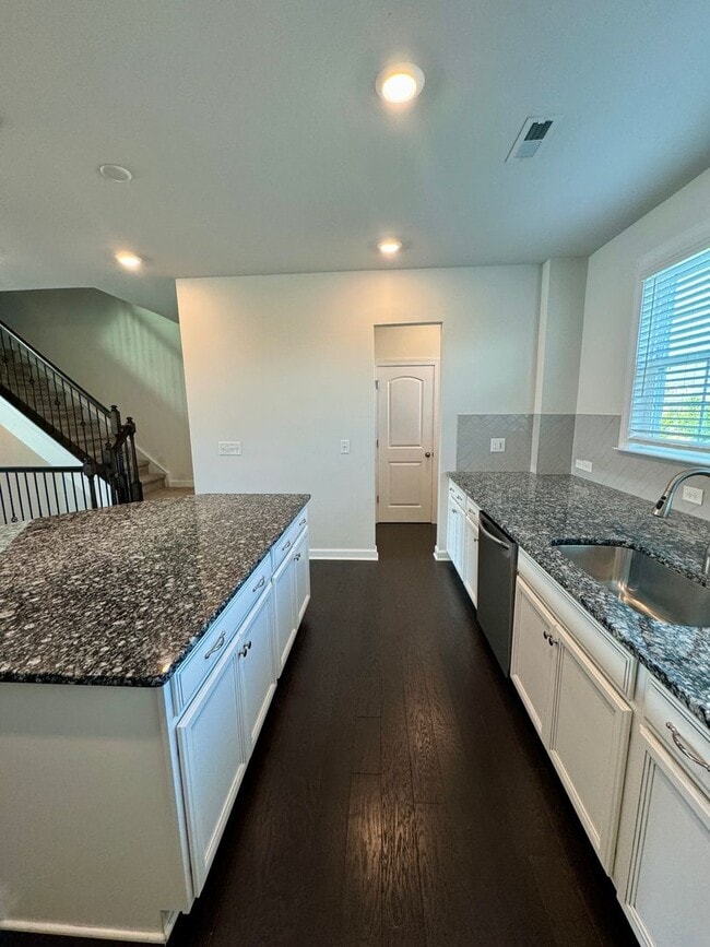 Building Photo - Beautiful 3BR/3.5BA Townhome in Rea Farms