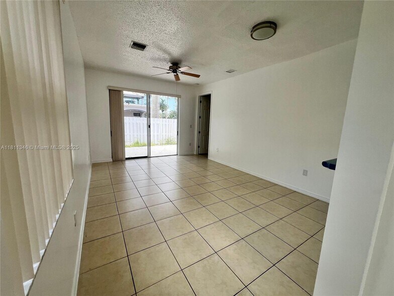 Building Photo - 4285 NE 10th Ct