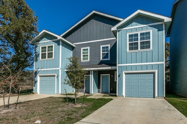 Building Photo - 3-BEDROOM TOWNHOME-STYLE DUPLEX