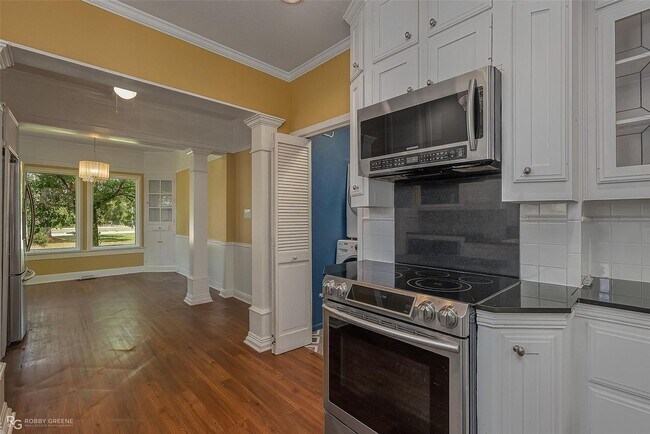 Building Photo - Mins. to BAFB, LSUS and Oshsner Med. Center......