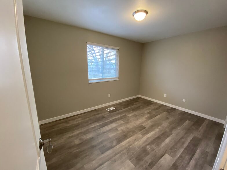 Building Photo - 373 Lakewood Dr