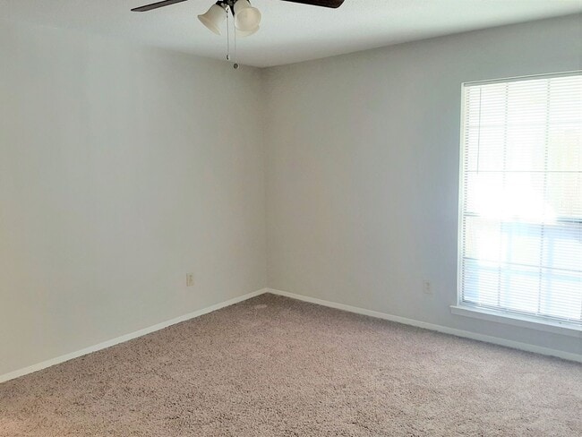 Building Photo - Adorable 2-Bedroom, 2-Bath Townhome Near A...