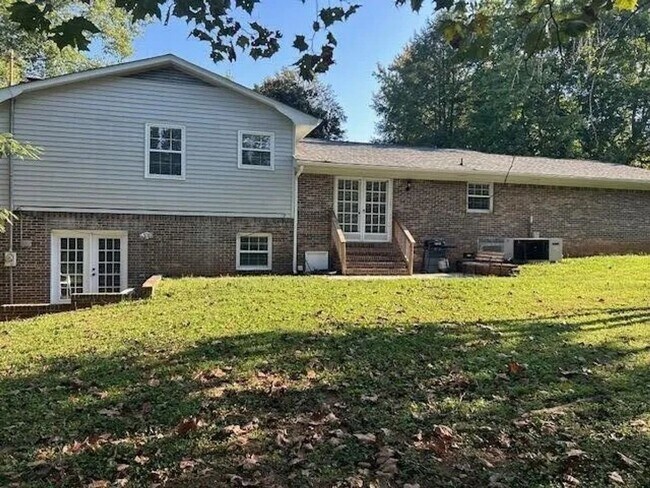 Building Photo - GORGEOUS RENOVATED HOME