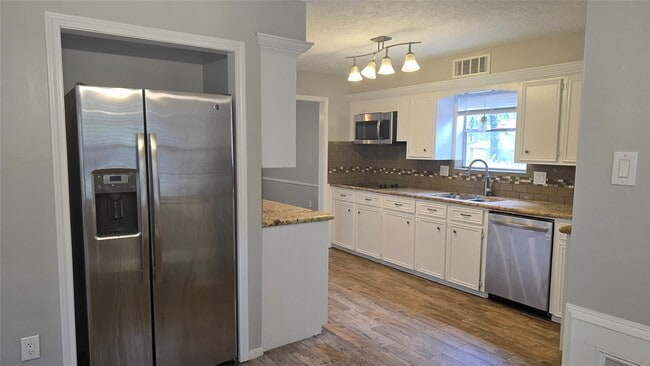 Building Photo - 3303 Candleway Dr