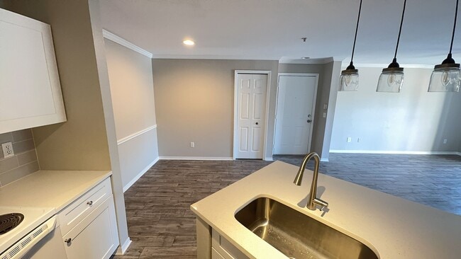 Building Photo - Beautiful 1 bedroom condo for rent in Lake...