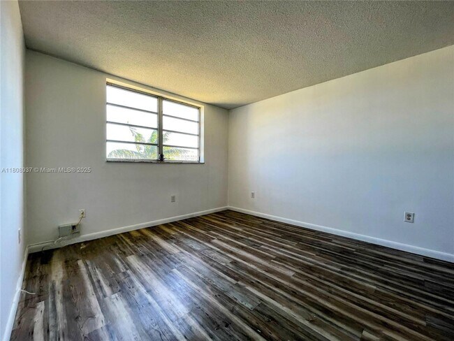 Building Photo - 2859 Leonard Dr