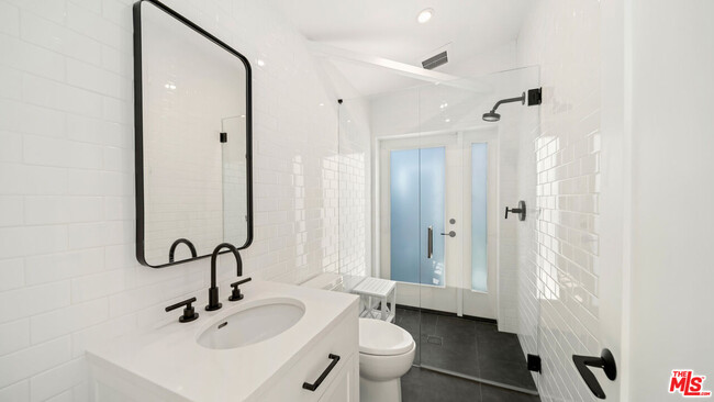 Building Photo - 6540 Dume Dr