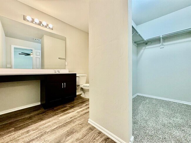 Building Photo - 933 Klare Ln