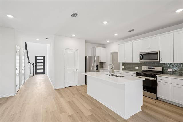 Building Photo - 806 Leavenworth Dr