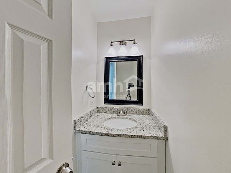 Building Photo - 2117 Ponty Pool Dr
