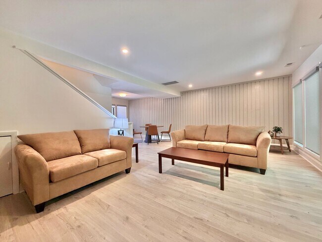 Building Photo - 907 Oak Tree Dr