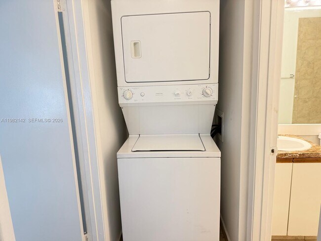 Building Photo - 680 Cypress Club Way