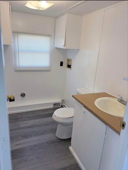 Building Photo - 215 Weeks Rd