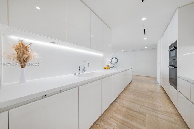 Building Photo - 9001 Collins Ave