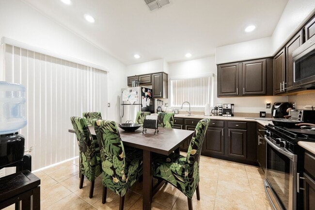 Building Photo - Beautiful 3 Bedroom Home In the Southwest