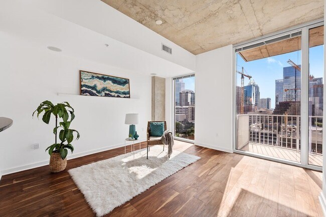 Building Photo - 360 Nueces St