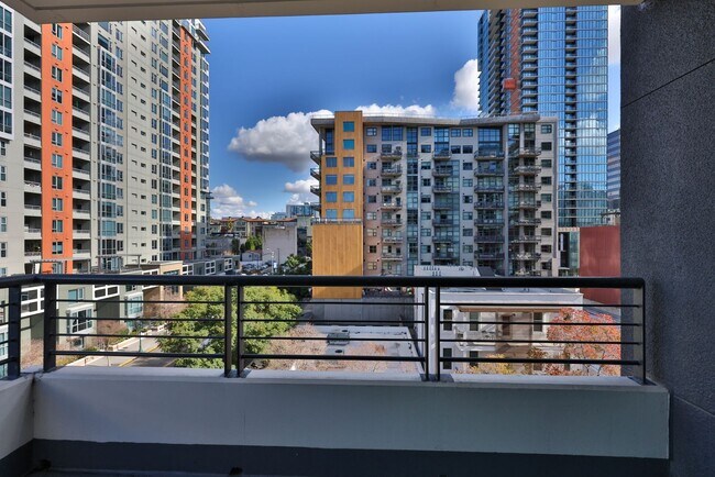 Building Photo - Condo - Heart of Downtown San Diego