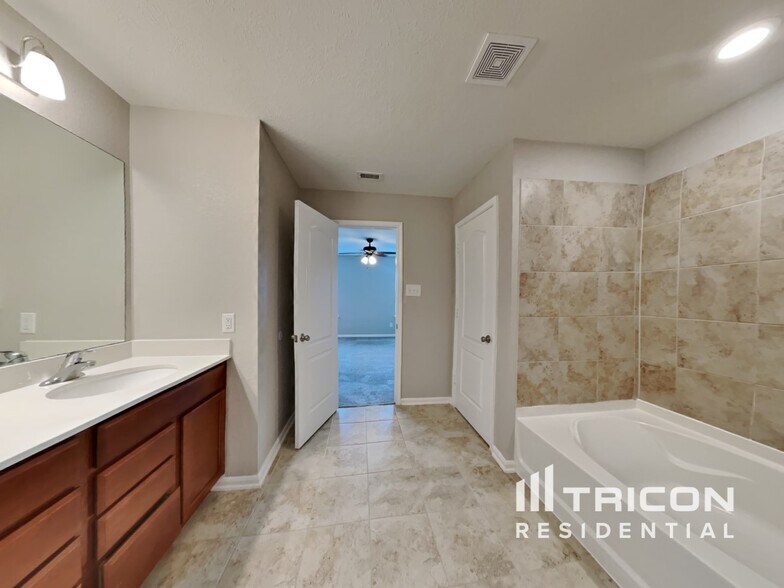 Building Photo - 5342 Castle Discordia St