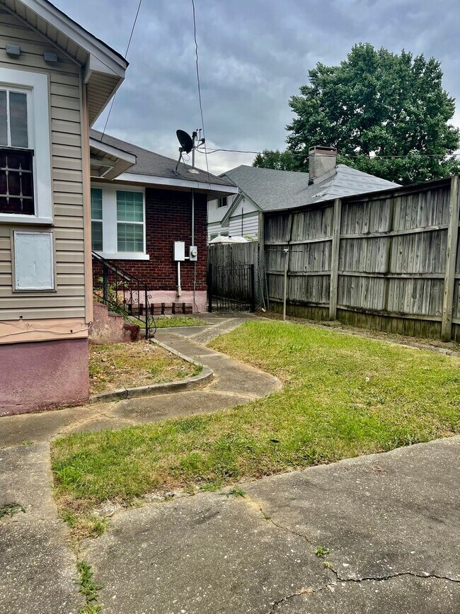 Building Photo - 4 Bedroom Home Now Available in the Midtow...