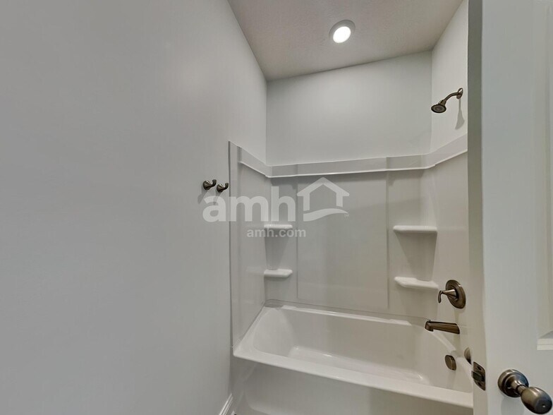 Building Photo - 315 Pne Hl Ct