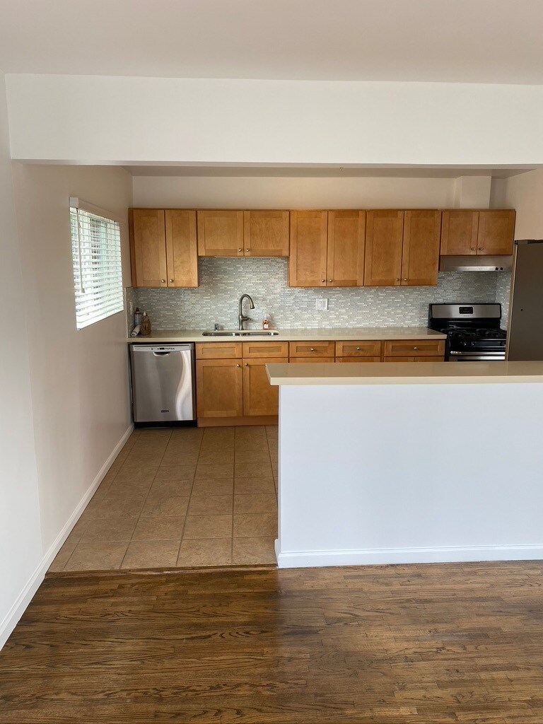 Building Photo - 566 W 38th St