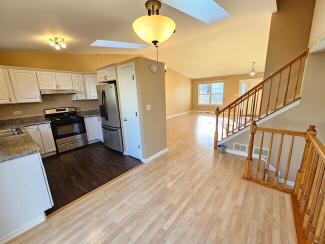 Building Photo - 2315 Meadows Ln