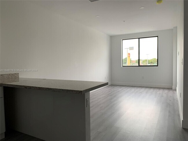 Building Photo - 859 E 24th St