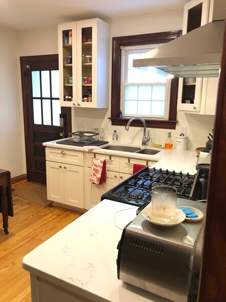 Building Photo - 905 Rosehill Ave