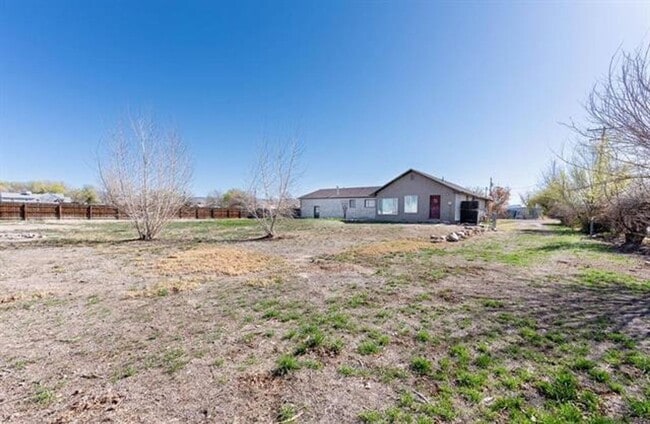 Building Photo - 3 Bed 2.5 Bath Home Available!