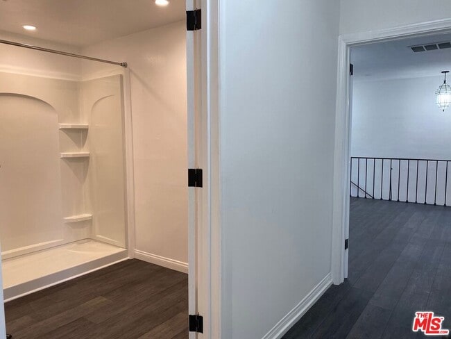 Building Photo - 619 S La Brea Ave