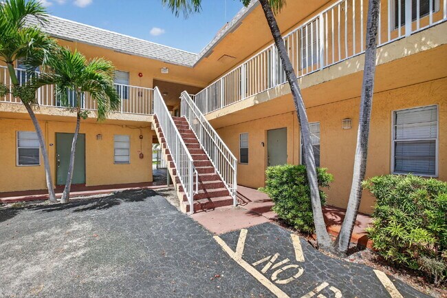 Building Photo - Bright & Modern 1-Bedroom Apartment in Prime Oakland Park Location