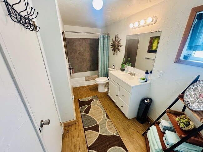 Building Photo - Joshua Tree Cabin in Peaceful, Wide Open S...