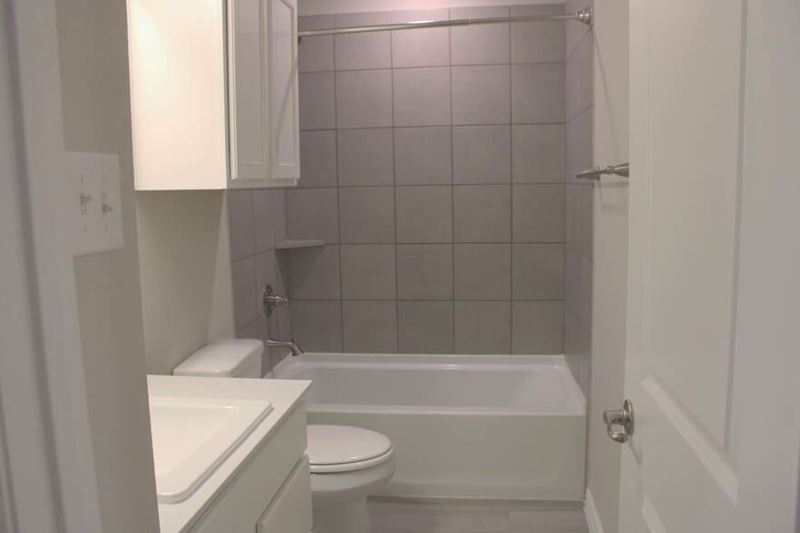 Building Photo - 2908 Mare Dr